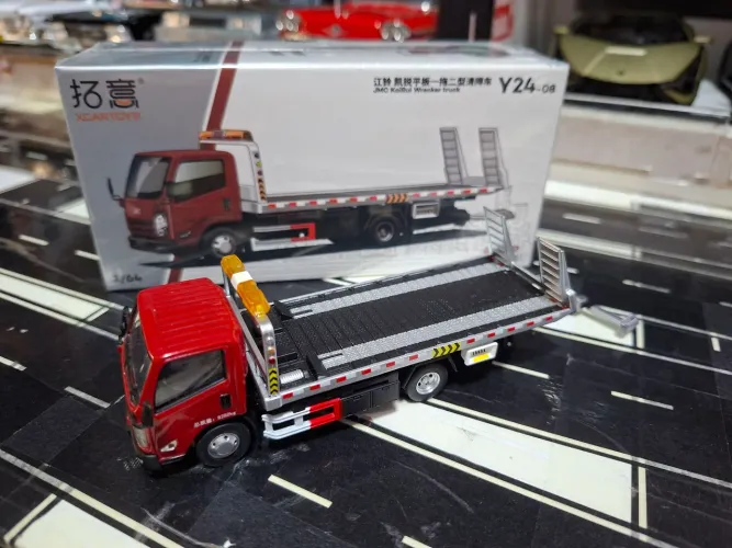 Miniatura Caminhão guincho premium escala 1/64 com plataforma em metal e móvel.