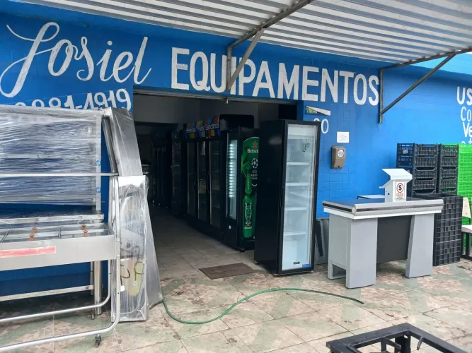 Expositor para bebidas. Estado de zero.