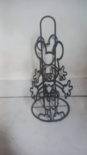 Porta rolo papel toalha do Mickey usado.