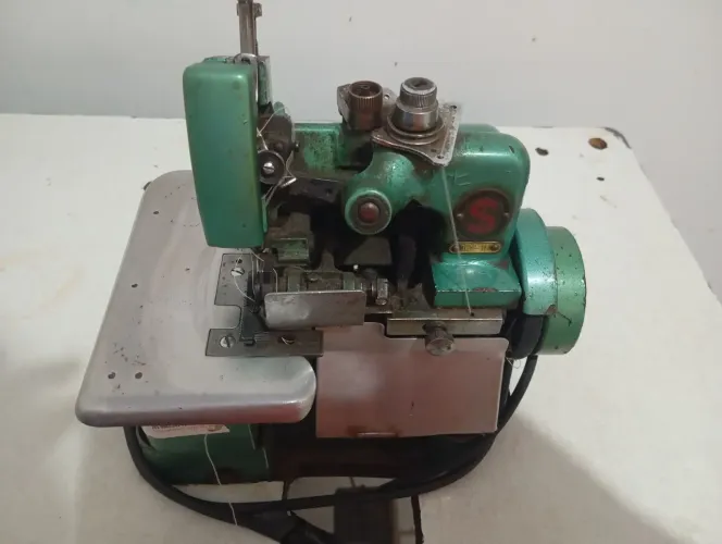 Máquina overlock chinesinha