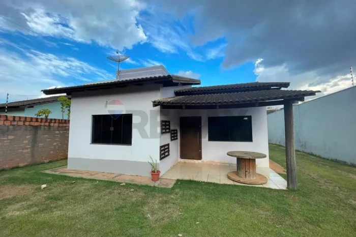 Casa com quintal no Parque das Emas, MT!