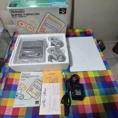 Super Famicom completo na caixa e funcionando perfeitamente.