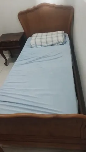 Cama de Solteiro Antiga em Peroba-Rosa com pés Chippendale