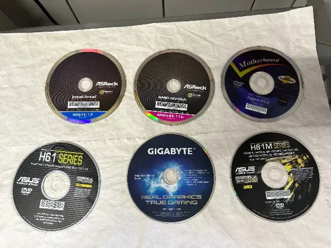 Lote com vários Cds de instalação de Placa Mae Originais - Leia