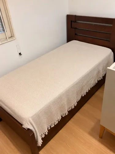 Cama de solteiro de madeira com colchão