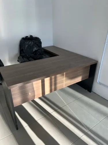 Mesa de escritório e armarinho