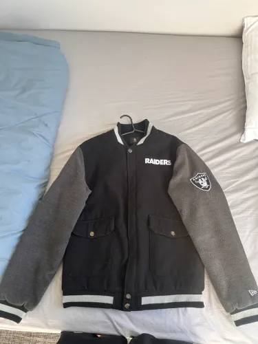 jaqueta new era nfl varsity oakland raiders preta - tamanho gg - ano 2014