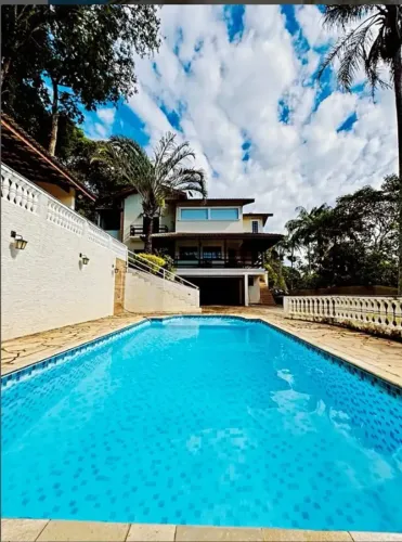 Casa de condomínio para venda possui 450 metros quadrados com 5 quartos