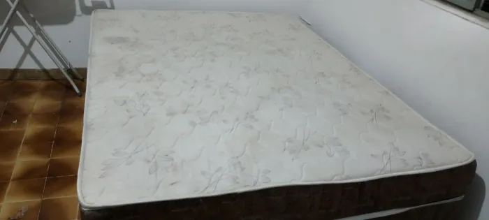 Cama de casal do tipo box conjugada (colchão e box integrados).