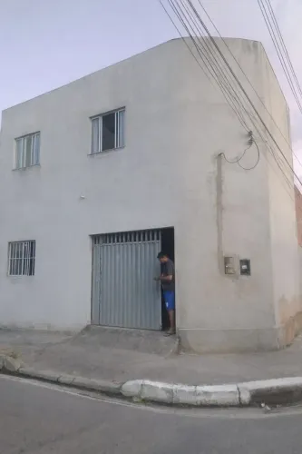 CASA COM PRIMEIRO ANDAR
