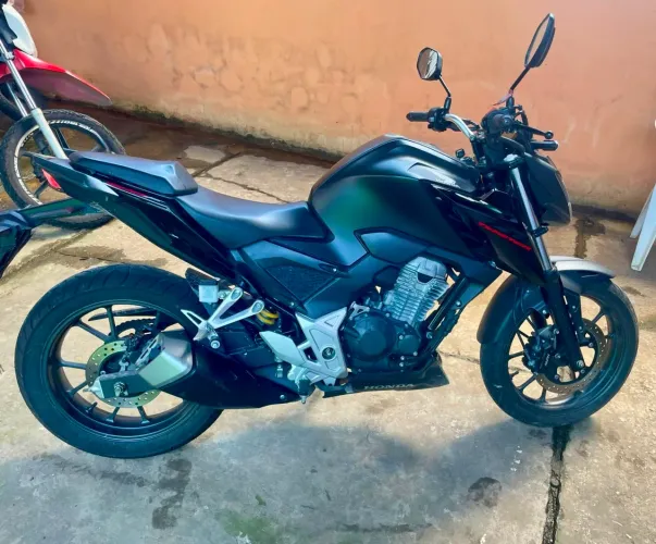CB300f Preta - 2024