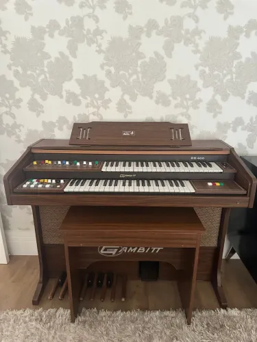 Órgão Eletrônico Gambitt modelo DX-400 com acabamento em madeira, acompanha banqueta