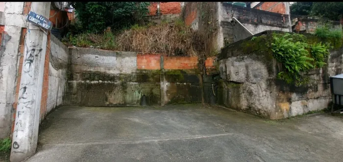 Vendo terreno com 4 casas ambas precisando de reforma ,garagem com espaço pra 3 carros