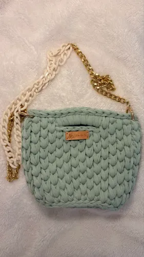 Bolsa artesanal em fio de malha
