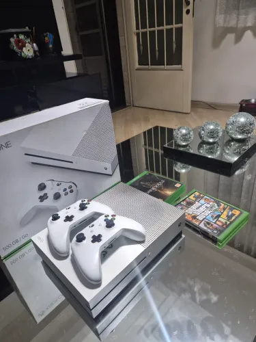 Xbox One S 500 gb Com Defeito (Liga e Desliga) + Caixa + 2 Controles originais + 2 Jogos