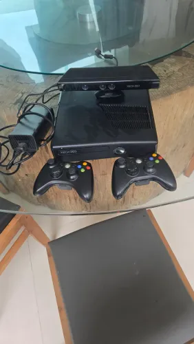 Xbox 360 slim kinect desbloqueado. 2 controles sem fio