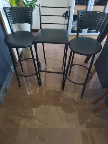 Três banquetas semi novas 270,00