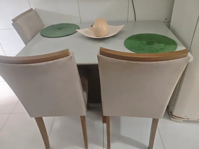 Mesa ótimo estado,uma cadeira quebrada, porém tem outra q está folgada os pés