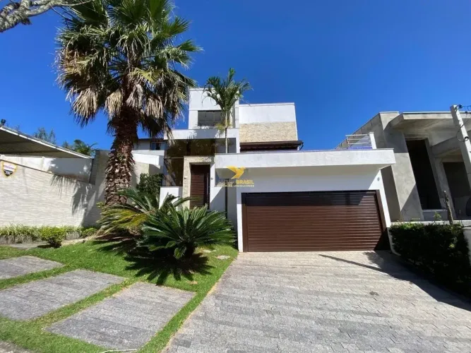 Casa de Alto Padrão à Venda na Pedra Branca, Palhoça | 310 m² | 3 Suítes e Piscina com Bor