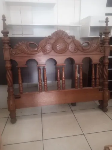 Cama de casal entalhada