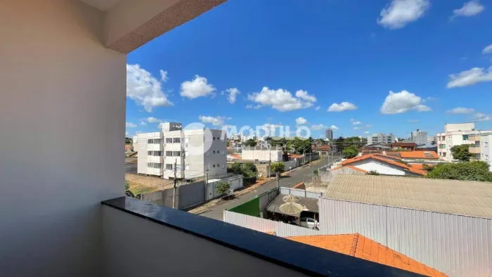 APARTAMENTO à venda, 2 quartos, 1 suíte, 1 vaga, Segismundo Pereira - Uberlândia/MG