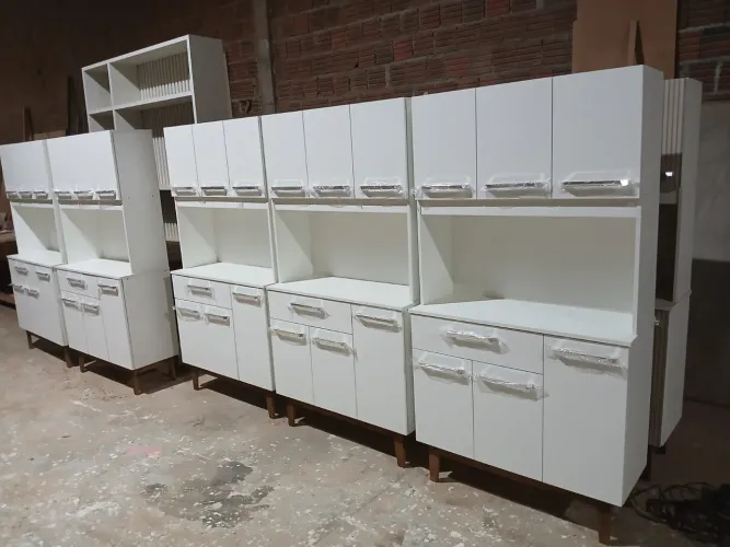 Vende-se Armário todo branco com : 1.80 de altura, 90 de largura, 36 de profundidade