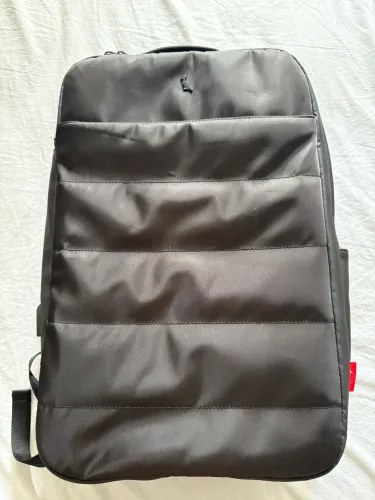 Mochila Reserva GO / Expansível / Carregador USB Integrado - Estado de Nova!