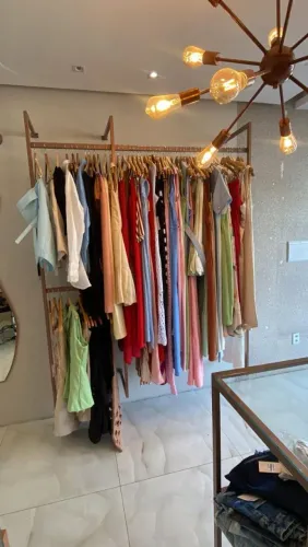 Vendo móveis e estoque de loja de roupa feminina