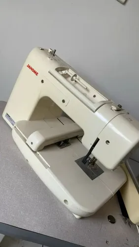 Máquina de bordar Janome 200e, perfeito estado com bastidores