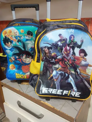 Vendo 2 bolsas escolares infantil,pouco uso,personagens infantis