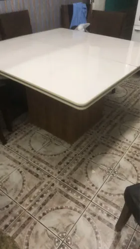 Vendo mesa quadrada com 8 cadeiras
