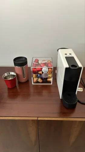 Conjunto de cafeteira, porta capsula com capsulas e 2 copos nespresso