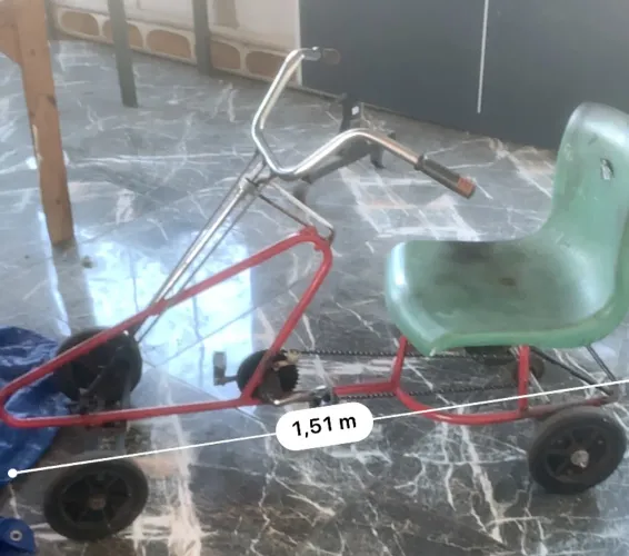 quadriciclo de pedal infantil antigo, similar aos modelos produzidos nos anos 80