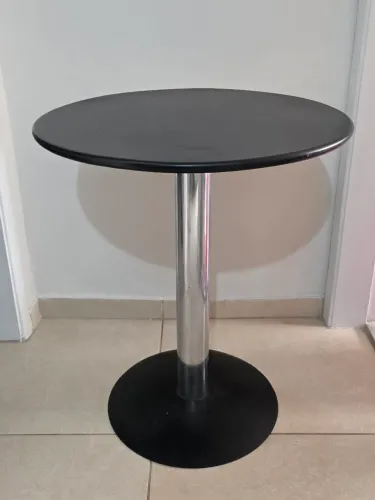 Mesa de metal - 60 cm de diâmetro , 70 cm de altura.