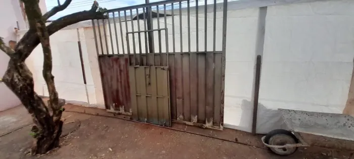 Portão Grande 2,55m por 2,10m e Pequeno  1,70m por 82,00cm