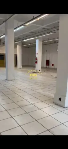 Espaçoso Salão Comercial para Locação no Centro de São Vicente - 600m²