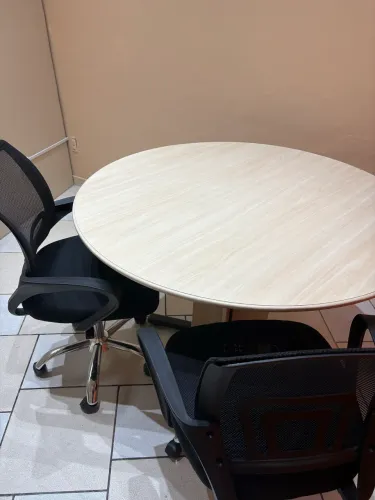 Mesa + 2 cadeiras seminovas