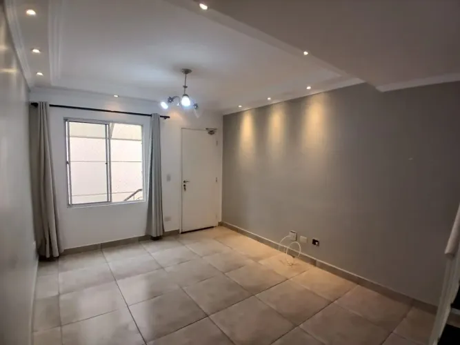 Casa em condomínio com 2 quartos e 2 vagas FL43