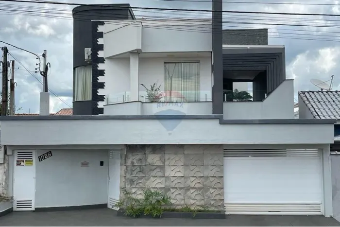 Casa Duplex alto padrão à venda com 360m² de àrea construída com 4 quartos sendo 2 suítes