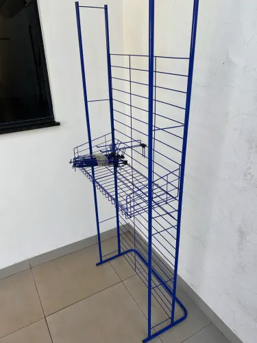 Expositor em metal com cesta e 12 gancheiras 170 x 70 cm