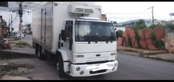 Vende com serviço Ford toco bau refrigerado