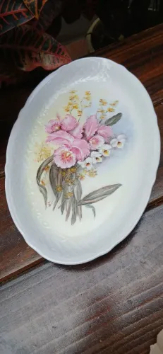 Travessa orquídea em porcelana pintada a mão. 38 cm 