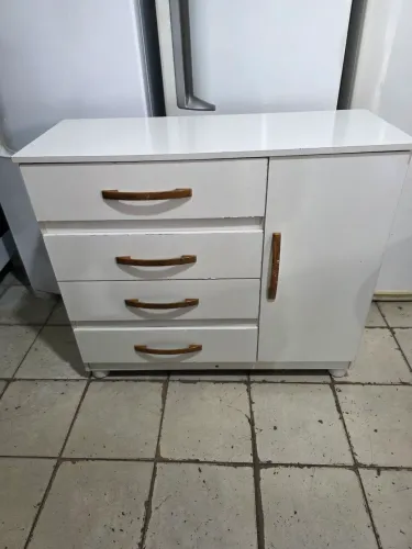 Comoda semi nova com 4 gavetas e sapateira