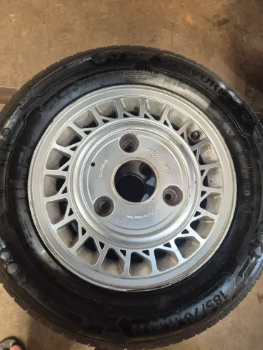 Rodas aro 14 com pneus.