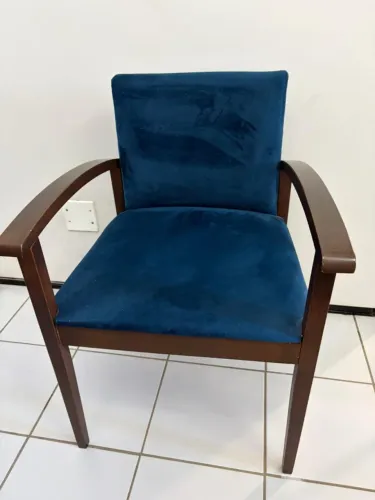 Cadeira Poltrona de Madeira com Braços - Estofado Azul Petróleo / Marinho