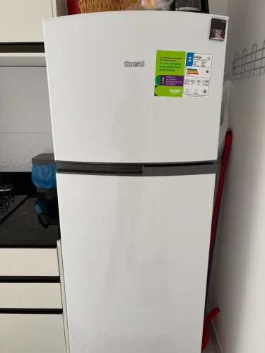 Geladeira consul com 6 meses de uso. Sem nenhum problema técnico ou estético.