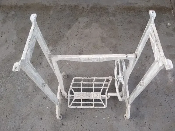 Pé de máquina de costura antigo.