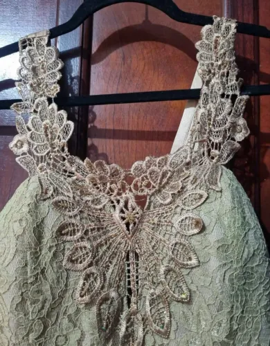 Vestido de festa dourado com amarração e pequeno trançado nas costas | Acompanha xale