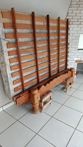Vende-se cama em cerejeira maciça 