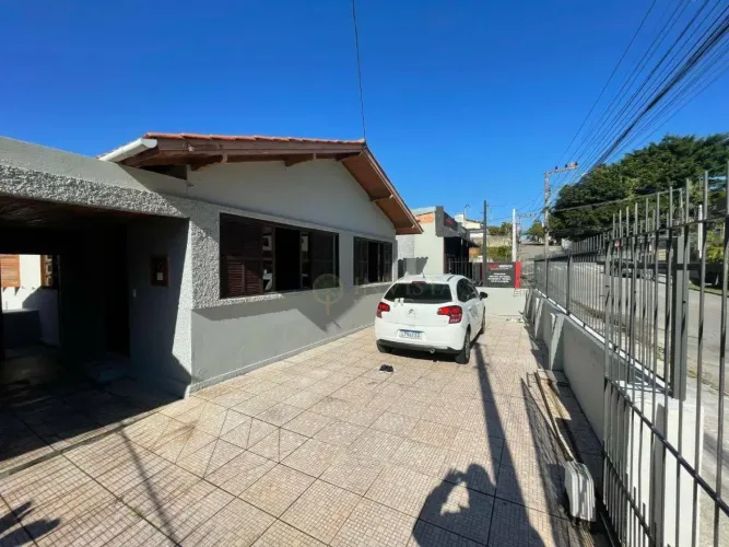 À venda | 230 m² construídos, 2 quartos, edícula e 3 vagas de garagem - Estreito, em Flori